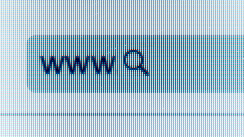 Primer plano de una pantalla que muestra el texto “www” y un ícono de lupa