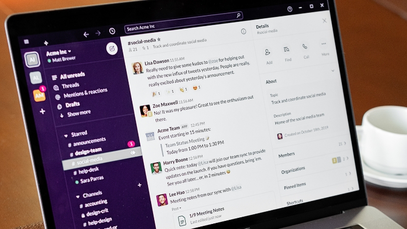 Pantalla de computadora portátil mostrando un canal de trabajo en Slack con mensajes y tareas del equipo
