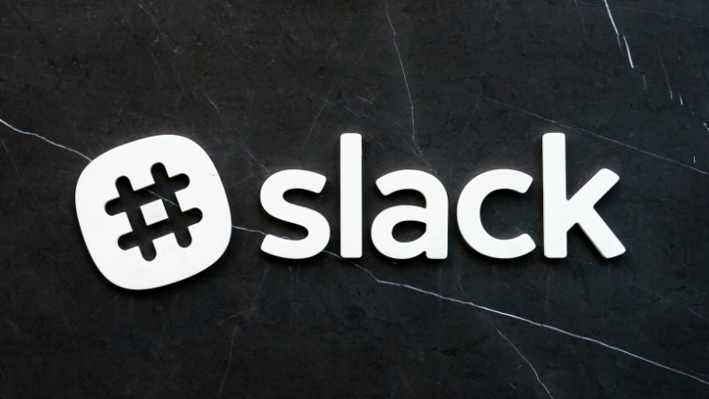 Logotipo de Slack sobre una superficie oscura que representa la marca de la plataforma de comunicación