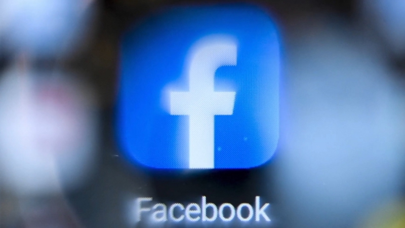 Logo de Facebook en un teléfono por la contratación de 3 mil personas para filtrar contenido violento