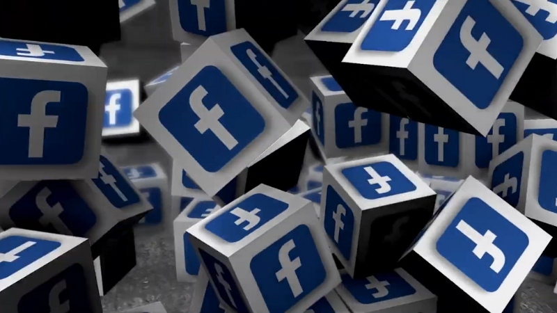Cubos con el logo de Facebook representan los principales riesgos y desventajas de la plataforma
