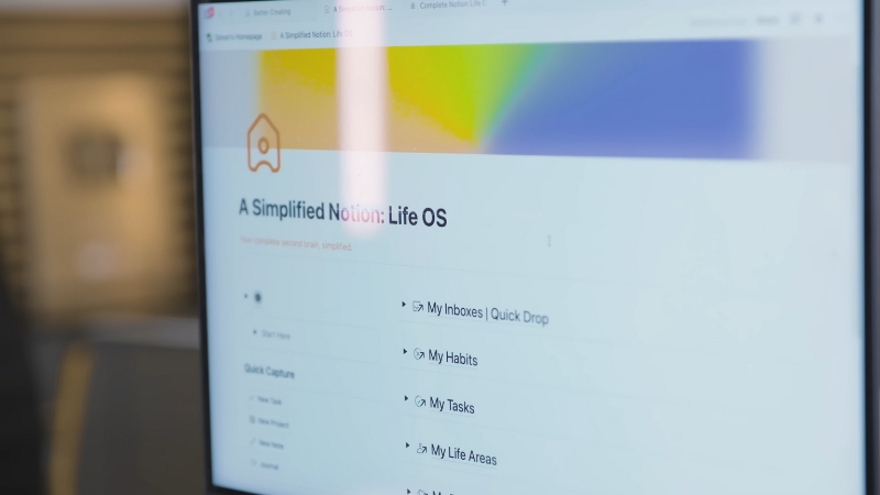 Pantalla con una plantilla de Notion “Life OS” abierta