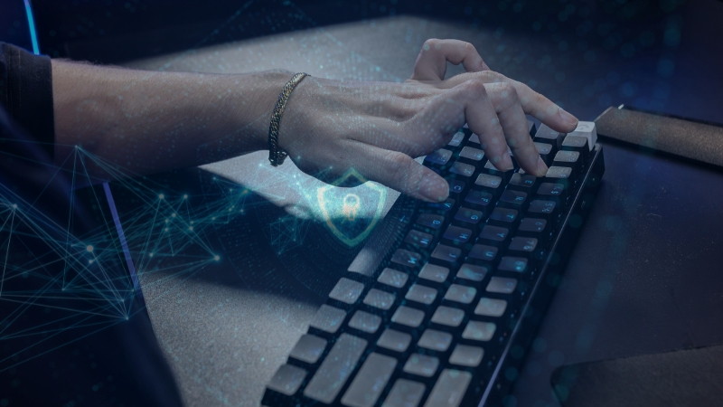 Persona escribiendo en un teclado con un ícono de candado digital superpuesto