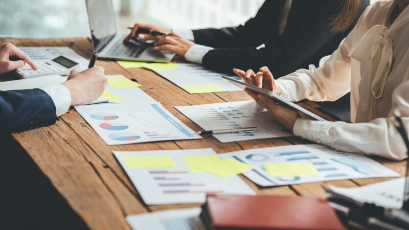 Equipo revisando gráficos y datos para conectar mejor marketing y ventas