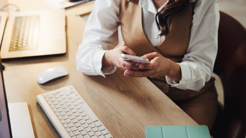 Profesional revisando datos en el móvil para mejorar la conversión del tráfico digital