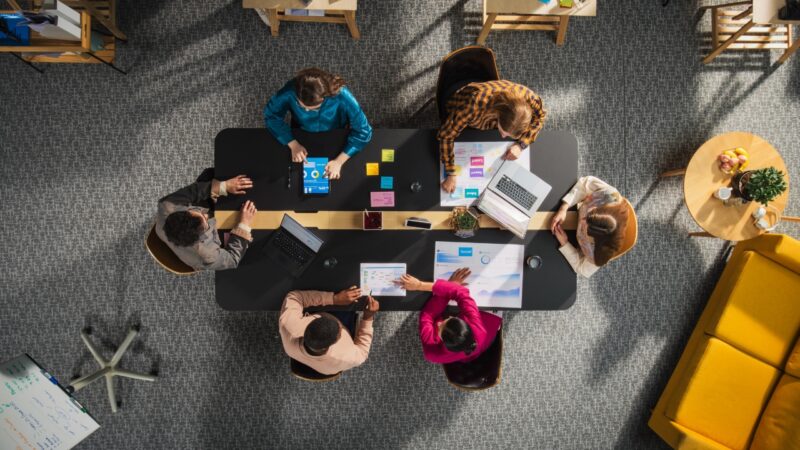 Equipo reunido alrededor de una mesa para evaluar cuándo conviene contratar una agencia digital