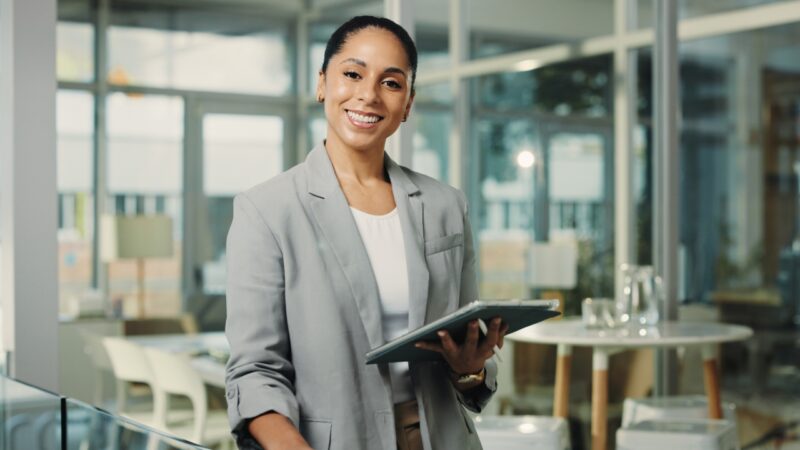 Profesional de una agencia de marketing digital con una tablet en una oficina moderna